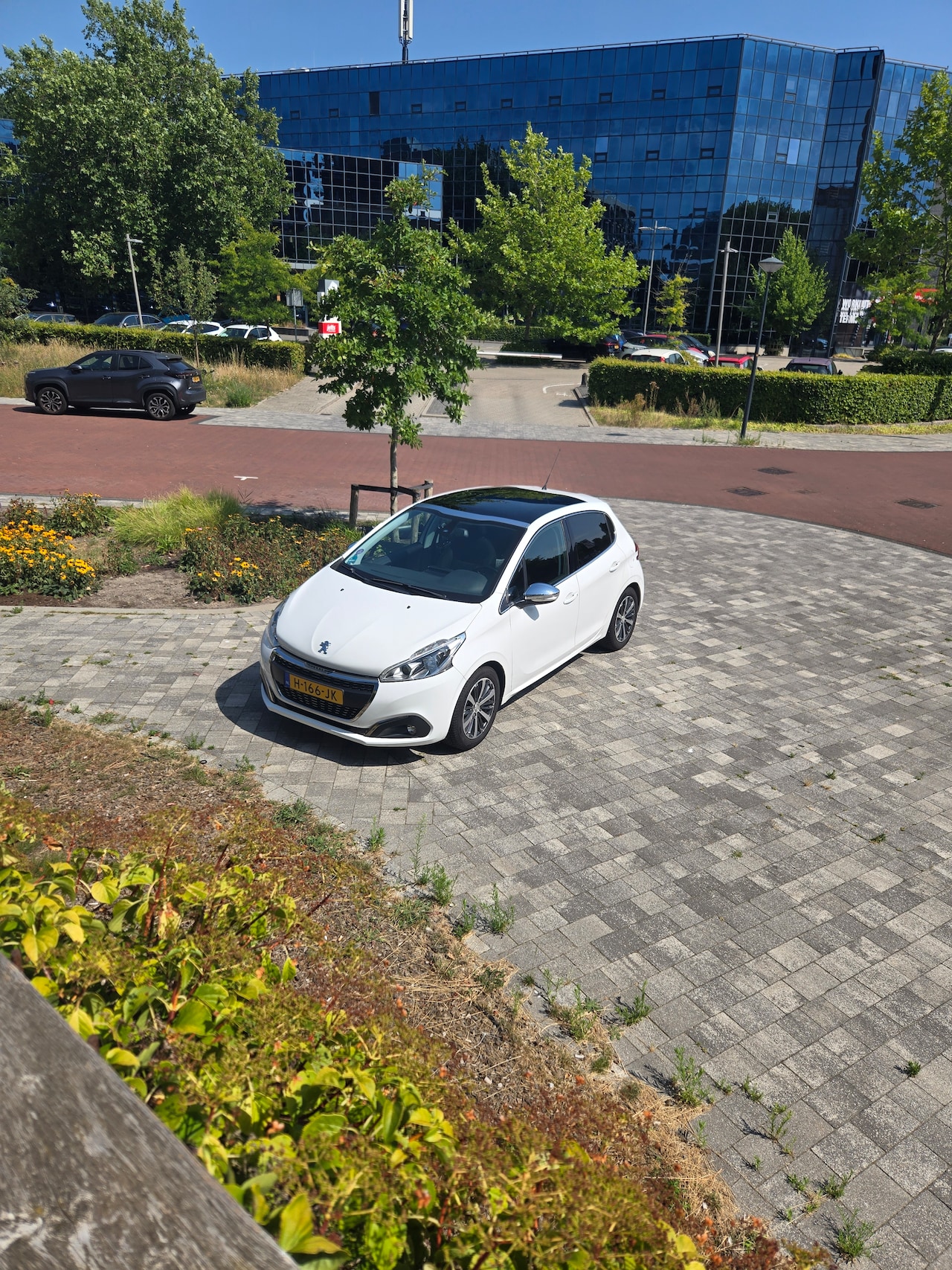 Peugeot 208 - 1.2 PureTech Blue Lion PANORAMADAK - AIRCO - CRUISE CONTROL - PARKEERSENSOR - AutoWereld.nl