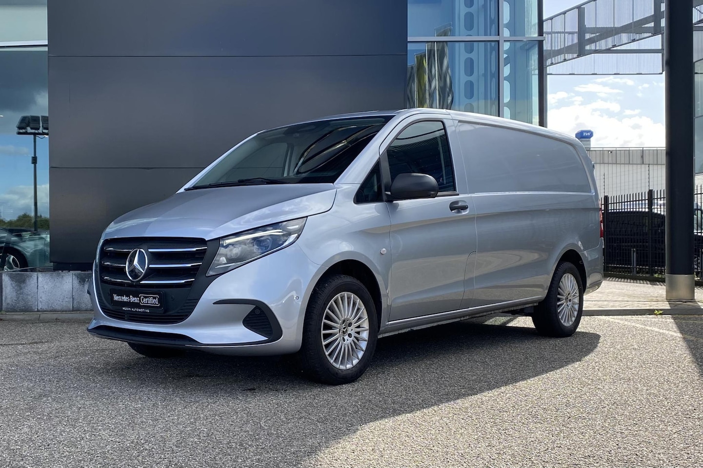 Mercedes-Benz Vito - 119 Pro Diesel L2 Automaat 4x4 | Distronic+ | Stoelverwarming | Airco | Navigatie | Lichtm - AutoWereld.nl