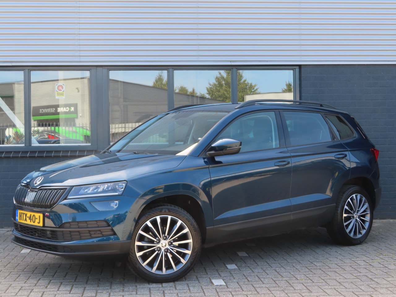 Skoda Karoq - 1.5 TSI ACT Style DSG | stoelverwarming | adaptive cruise | full led | parkeersensoren voo - AutoWereld.nl