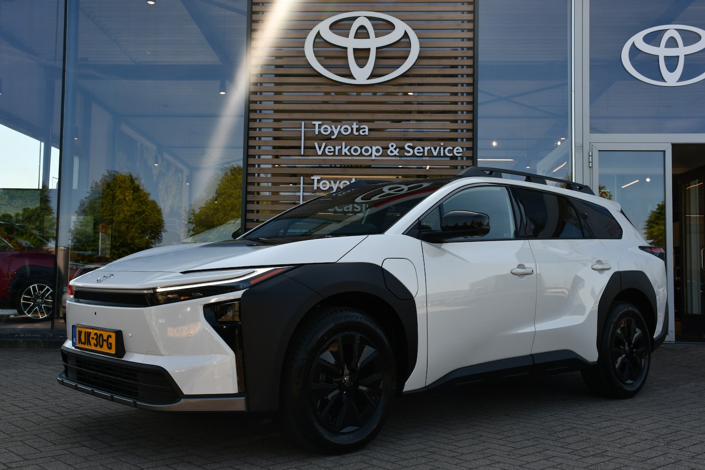 Toyota bZ4X Touring - Executive AWD 75 kWh 380pk | Panoramadak | Rondomzicht camera | Warmtepomp | - AutoWereld.nl