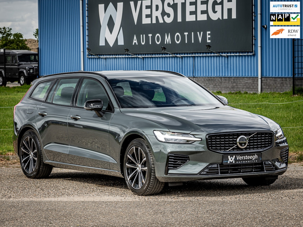 Volvo V60 - 2.0 T6 Plug-in hybrid AWD Plus Dark | Trekhaak | 360 Camera - AutoWereld.nl