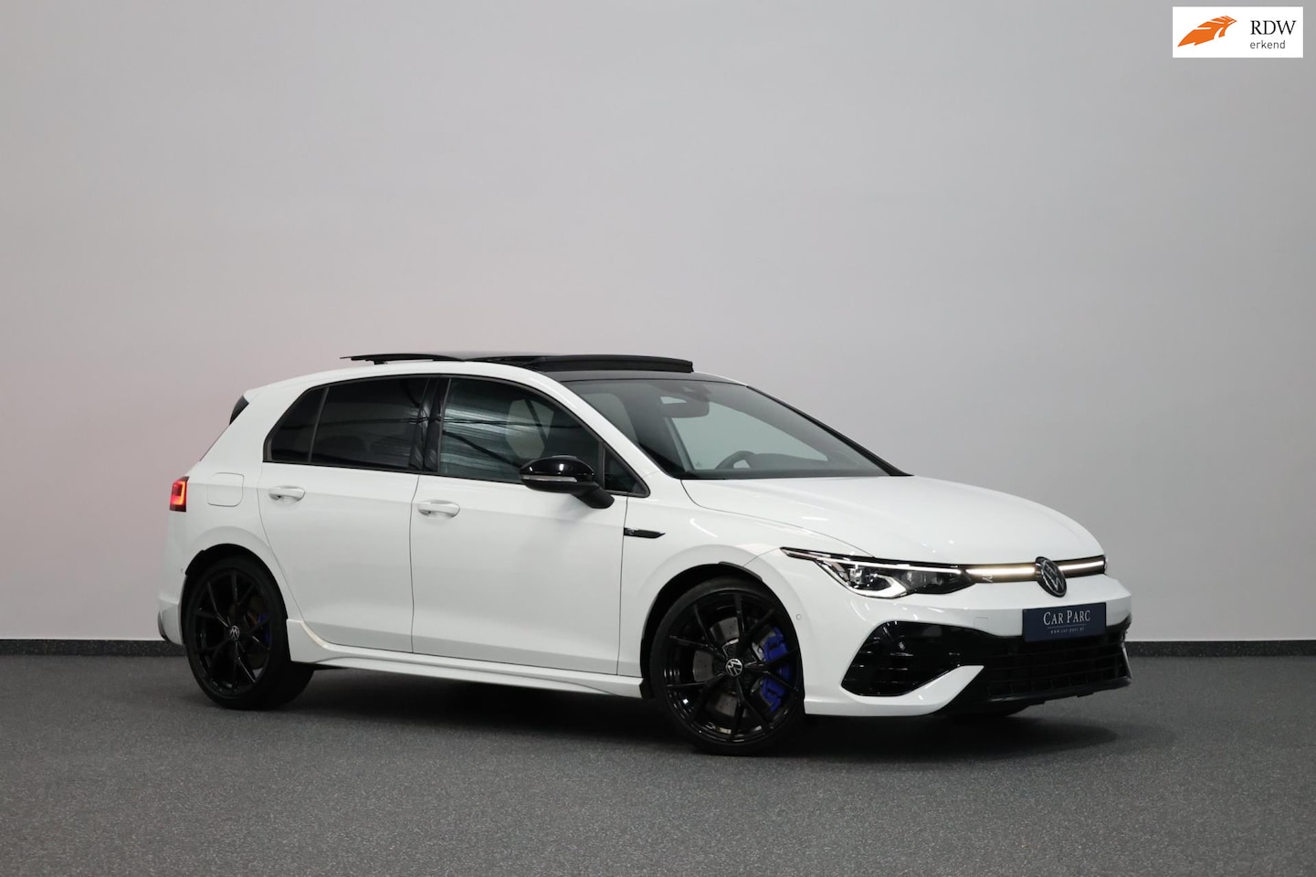 Volkswagen Golf - 2.0 TSI R 4Motion 320+PK AKRAPOVIC/IQ+LED/VIRTUAL/PANO/ALCANTARA+S.VERWARMING/19"LMV/CAM/L - AutoWereld.nl