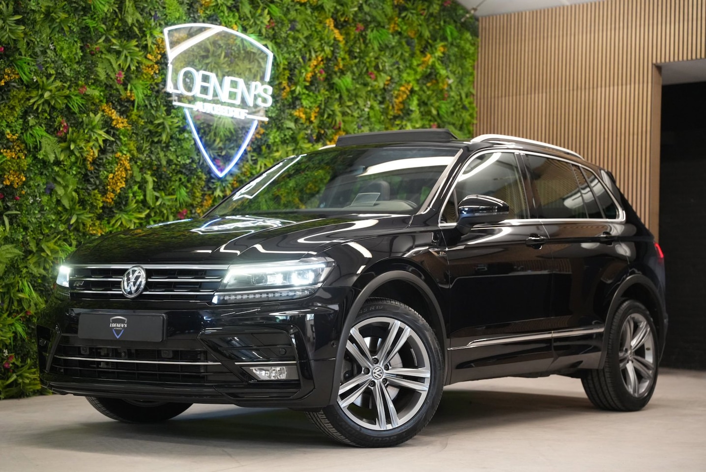 Volkswagen Tiguan - 2.0 TSI 4Motion 3x R-Line / Pano / HUD / Camera / CarPlay - AutoWereld.nl