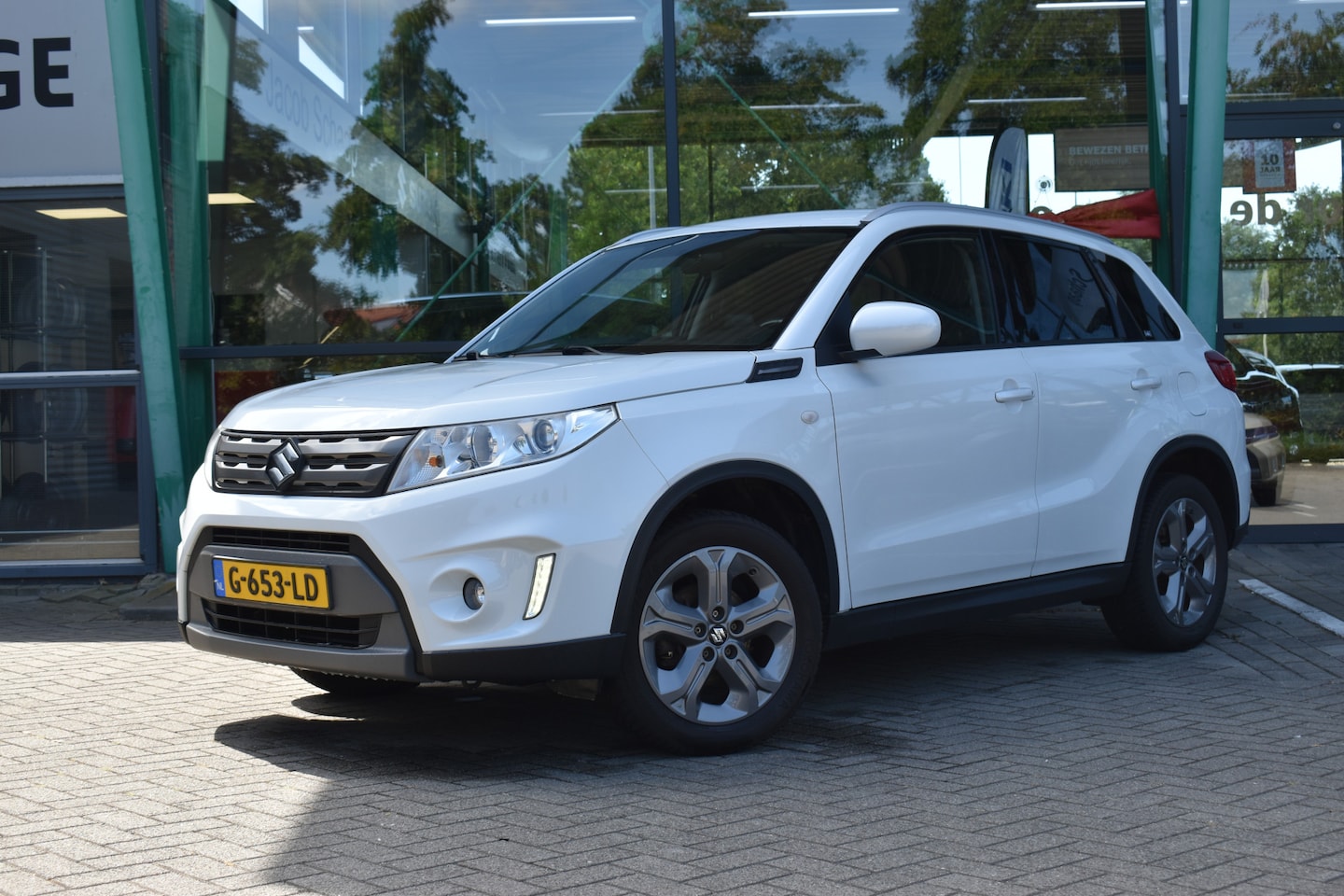 Suzuki Vitara - 1.6 Exclusive Handgeschakeld 120pk | Dealer onderhouden | Voorstoelen verwarmd | Trekhaak - AutoWereld.nl