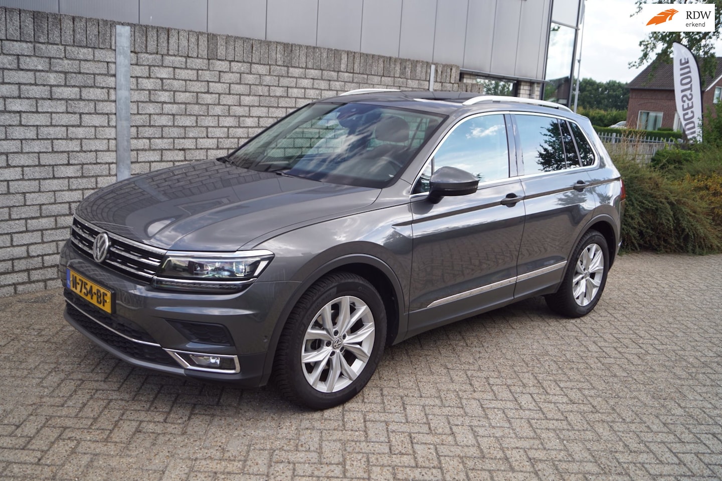 Volkswagen Tiguan - 1.5 TSI ACT Highline Autom Panodak Alcantara Navi Camera Clima Apple Carplay Adaptieve Cru - AutoWereld.nl