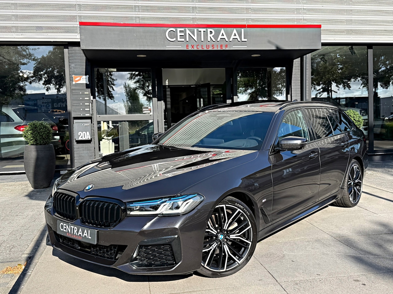 BMW 5-serie Touring - 520i High Exe M-Sport Pano|Leder|Memory|ACC|Carplay|Laser-lights|Camera - AutoWereld.nl