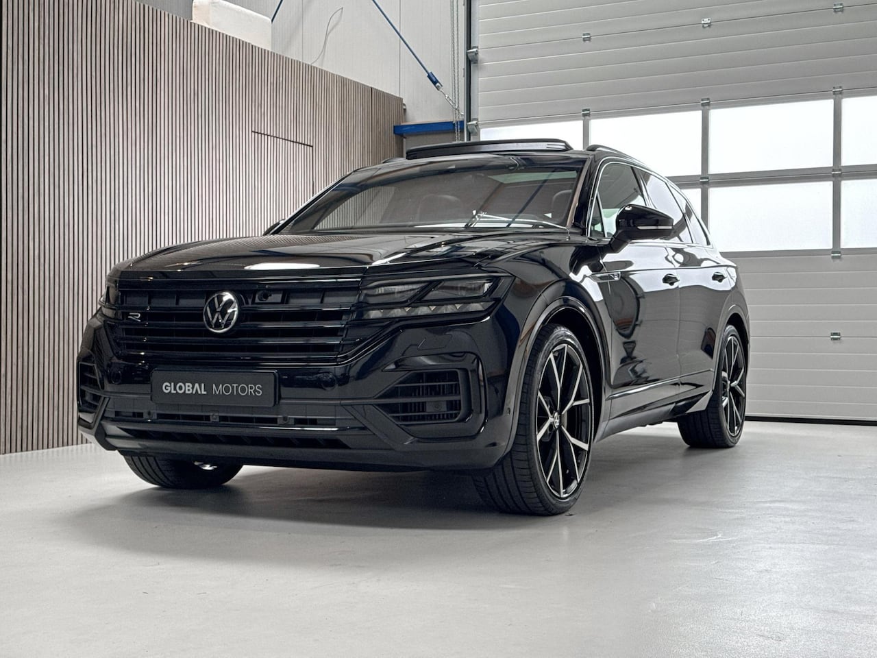 Volkswagen Touareg - 3.0 TSi eHybrid 4MOTION R LINE - NACHTZICHT - PANORAMADAK - TREKHAAK - LUCHTVERING - HUD - - AutoWereld.nl