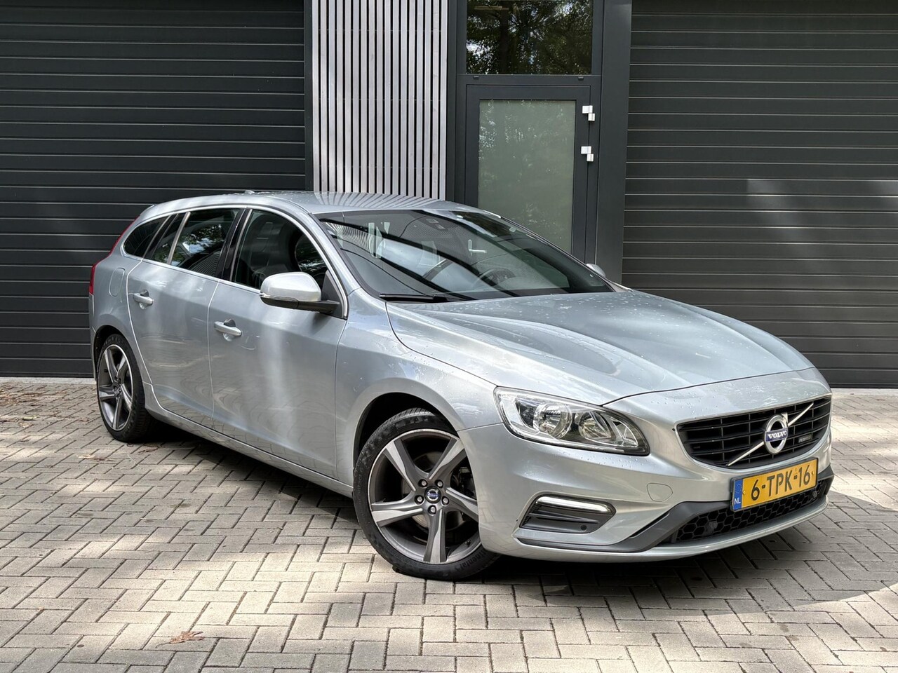 Volvo V60 - 1.6 T3 R-Design 1.6 T3 R-Design - AutoWereld.nl