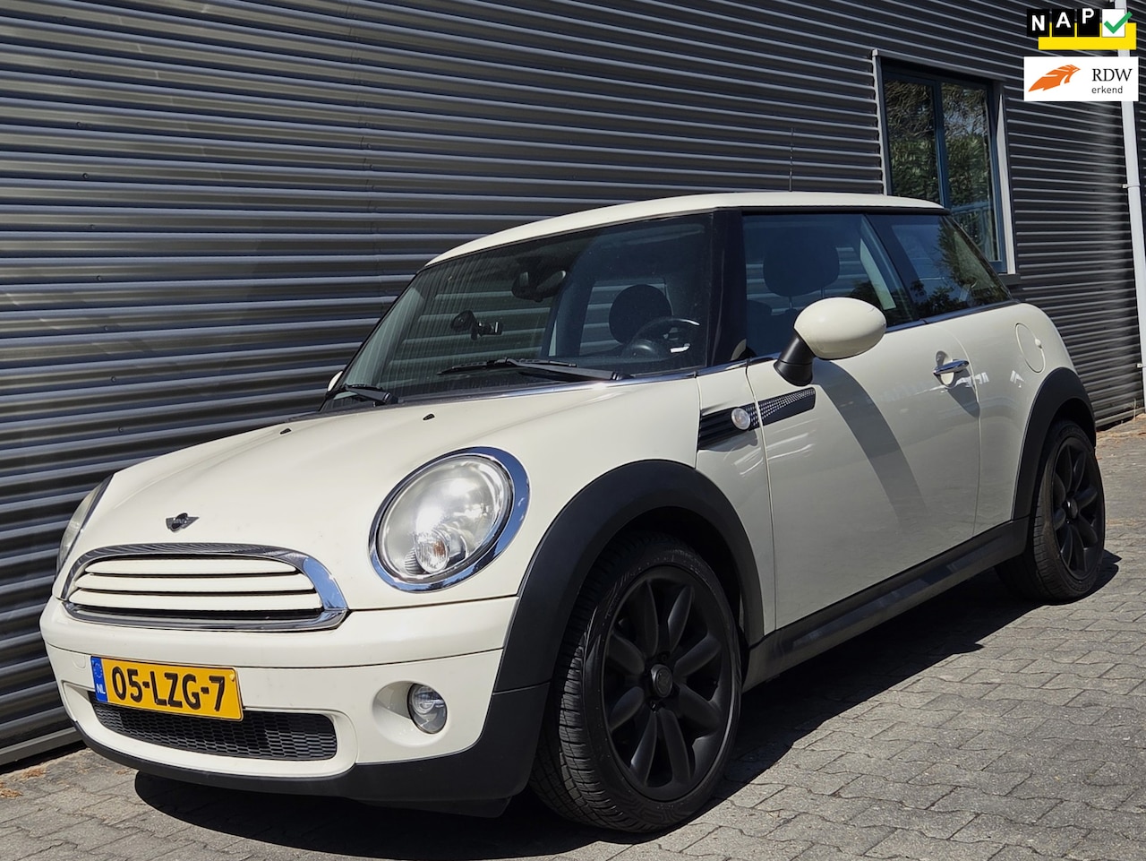 MINI 3-Deurs - 1.6 One MINIMALIST Business Line 07-2010 (Old Englisch) White - AutoWereld.nl