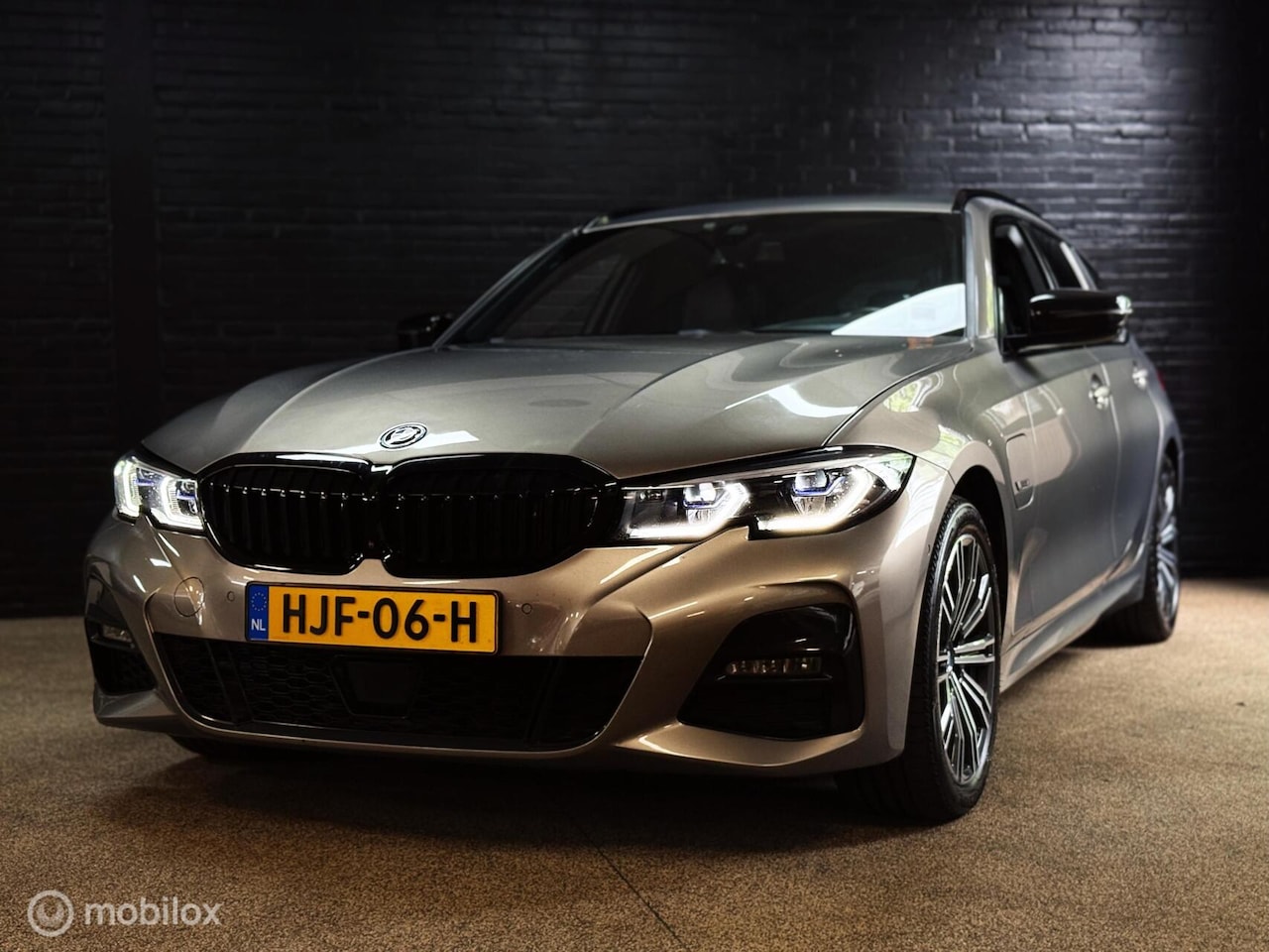 BMW 3-serie Touring - 330e xDrive High Executive M PAKKET - AutoWereld.nl