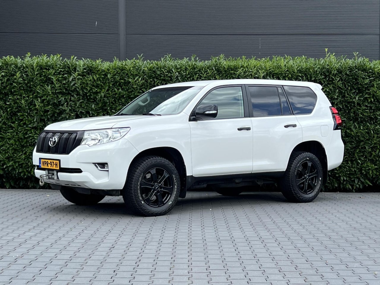 Toyota Land Cruiser - 2.8 D-4D-F Comfort High Roof Window Van 2.8 D-4D-F Comfort High Roof Window Van, EURO 6, NAVIGATIE, KEYLESS, CRUISE CONTROL, CLIMA - AutoWereld.nl
