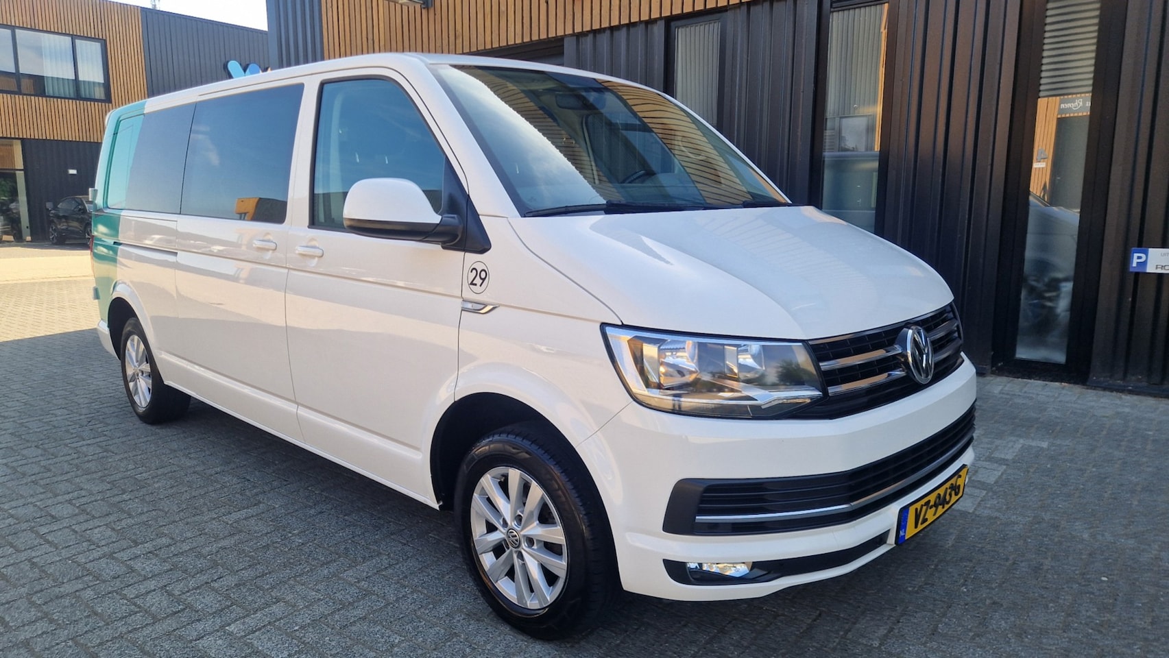 Volkswagen Transporter - 2.0 TDI L2H1 DC Highline Leder/Automaat - AutoWereld.nl