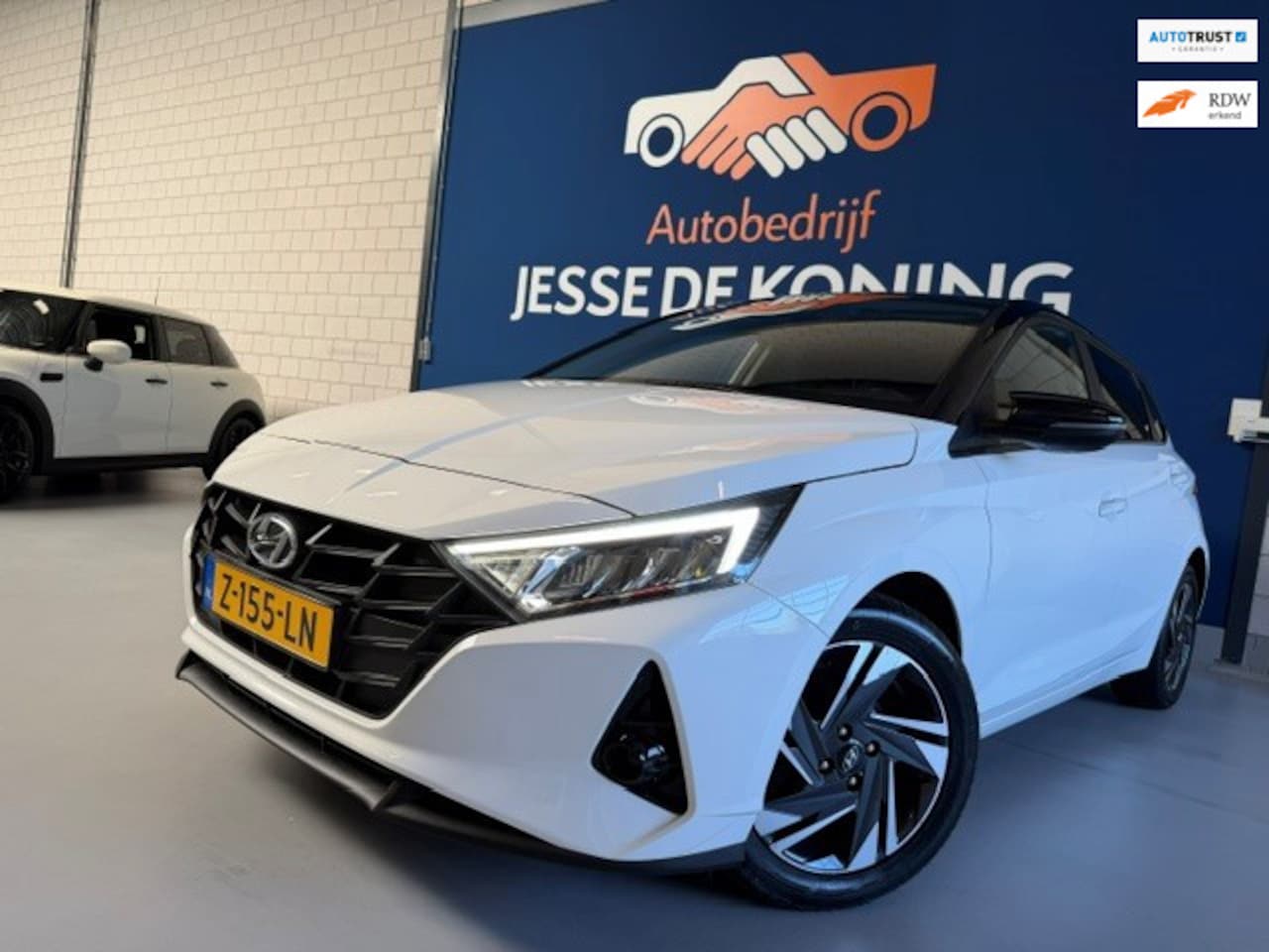 Hyundai i20 - 1.2 MPI Comfort / bj.2020 / kleur:wit / navigatie / sportvelgen / NAP met 90372 km/ boekje - AutoWereld.nl