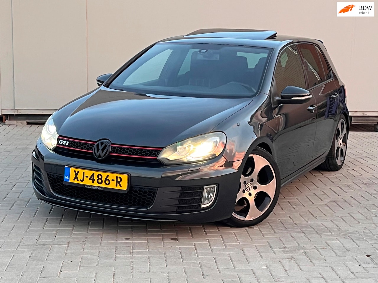 Volkswagen Golf - 2.0 GTI DSG AUTOMAAT PANO SCHUIFDAK BOMVOL LED AIRCO IJSKOUD RIJD ALS NIEUW! - AutoWereld.nl