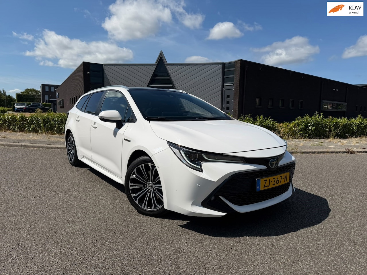 Toyota Corolla Touring Sports - 2.0 Hybrid Style | Panoramadak | Camera | Navigatie | Lichtmetalen-Velgen | Trekhaak | LED - AutoWereld.nl