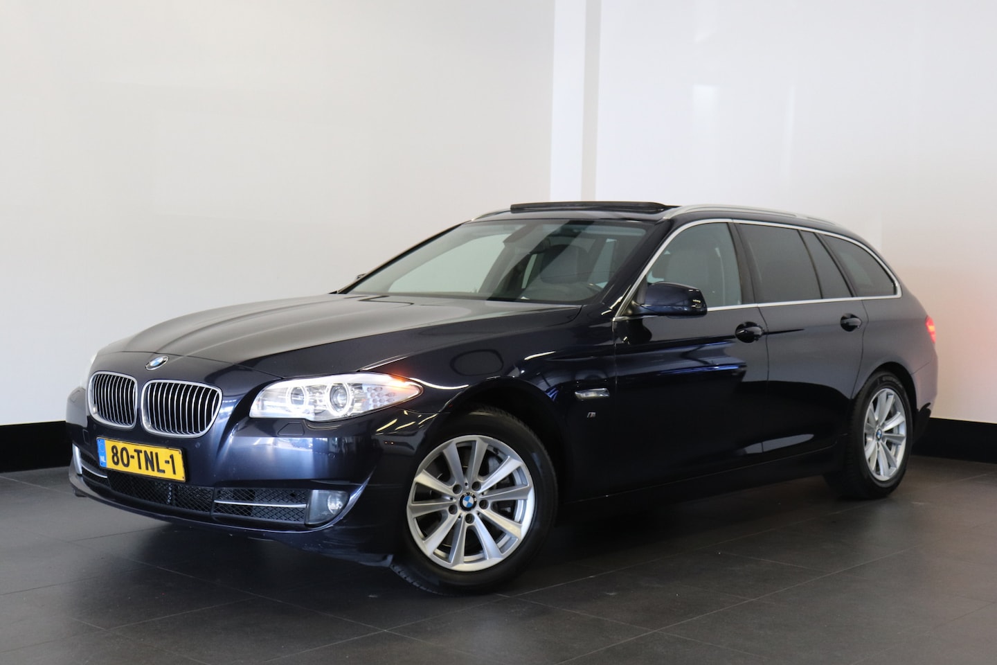 BMW 5-serie Touring - 528i 245PK High Executive | Pano | Clima | Leder | Cruise | €4.950,- - AutoWereld.nl