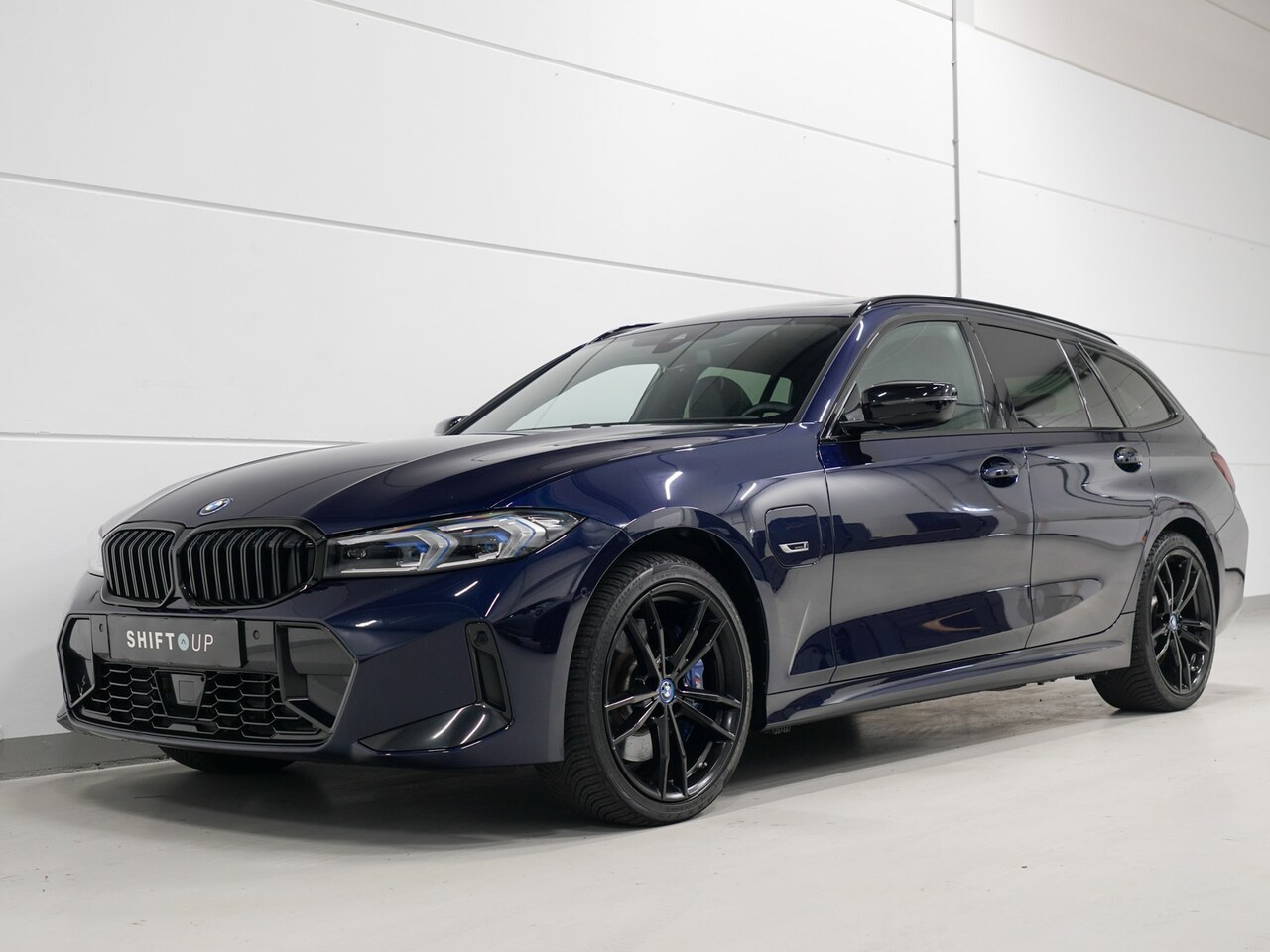 BMW 3-serie Touring - 330e xDrive M-Sport | Panoramadak | Adapt. Cruise Control - AutoWereld.nl