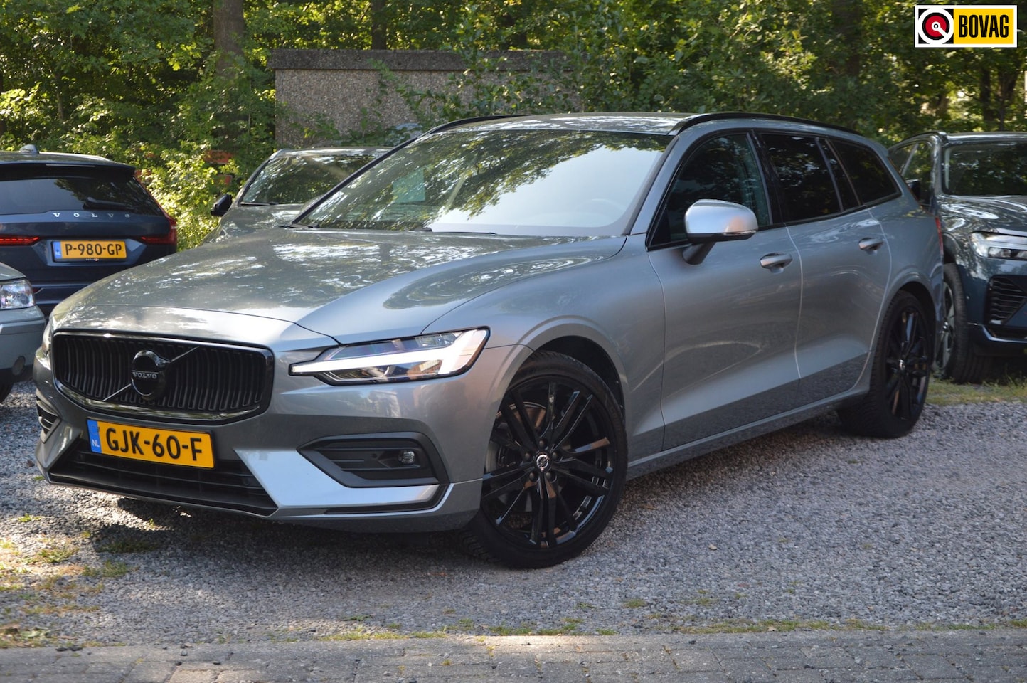 Volvo V60 - Black | Adaptive Cruise | Stoel + Stuur Verwarmd | Trekhaak | Camera | Verwarmde voorruit - AutoWereld.nl