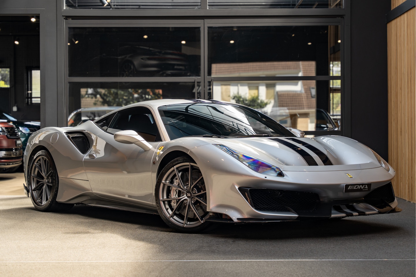 Ferrari 488 - Pista HELE Lift Carbon Painted Stripes 3.9 Pista HELE - AutoWereld.nl
