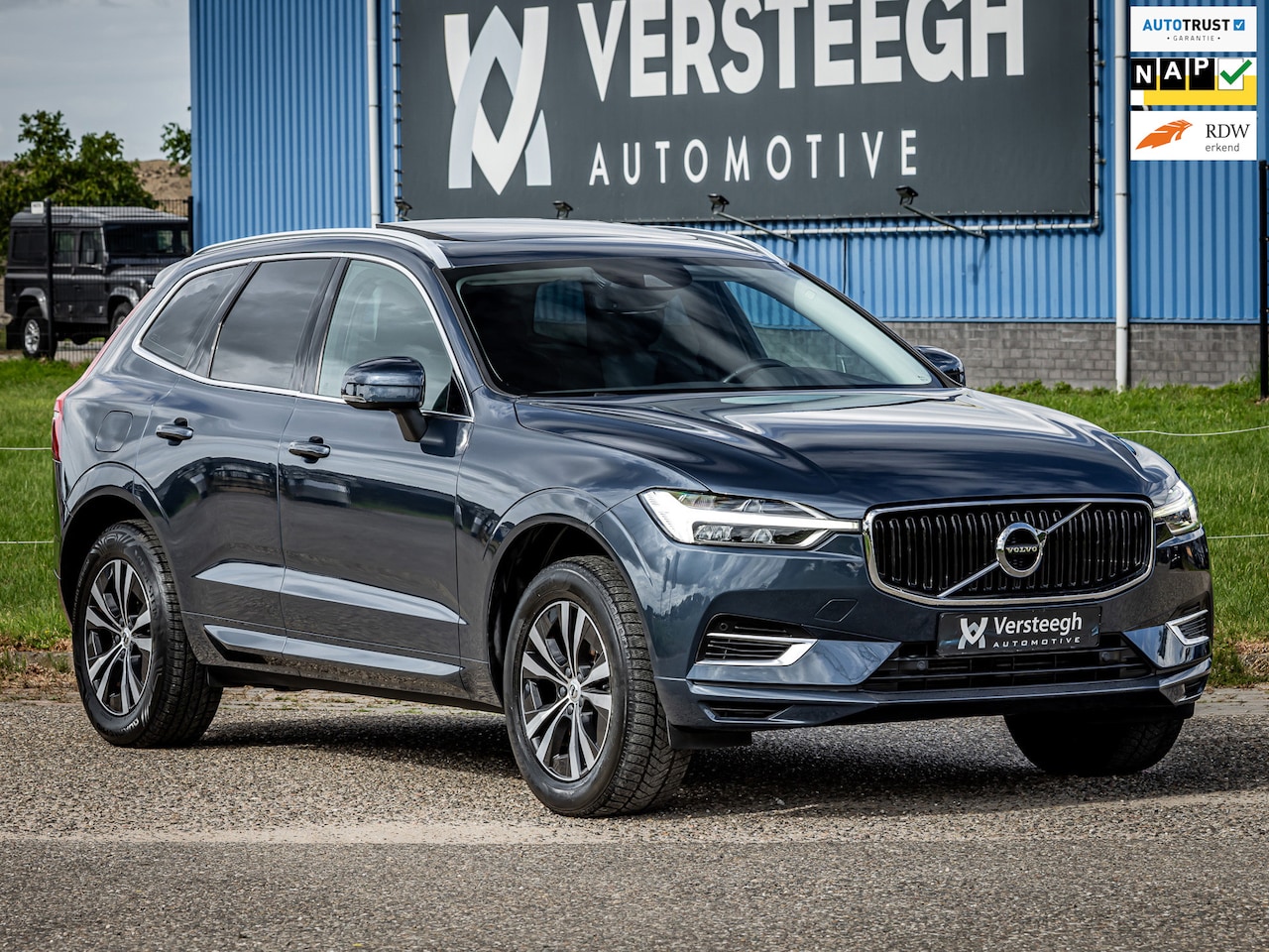 Volvo XC60 - 2.0 T8 Twin Engine AWD Momentum Pro | Panoramadak | Trekhaak - AutoWereld.nl