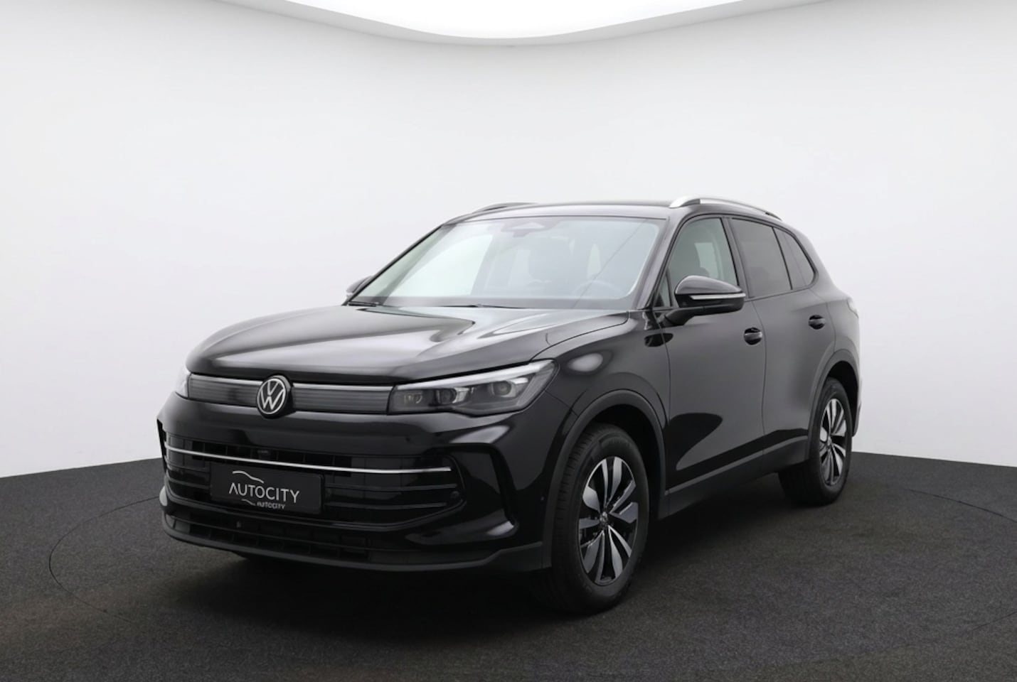 Volkswagen Tiguan - 1.5 eTSI Pano l 360 Camera l Blindspot l IQ Lights - AutoWereld.nl