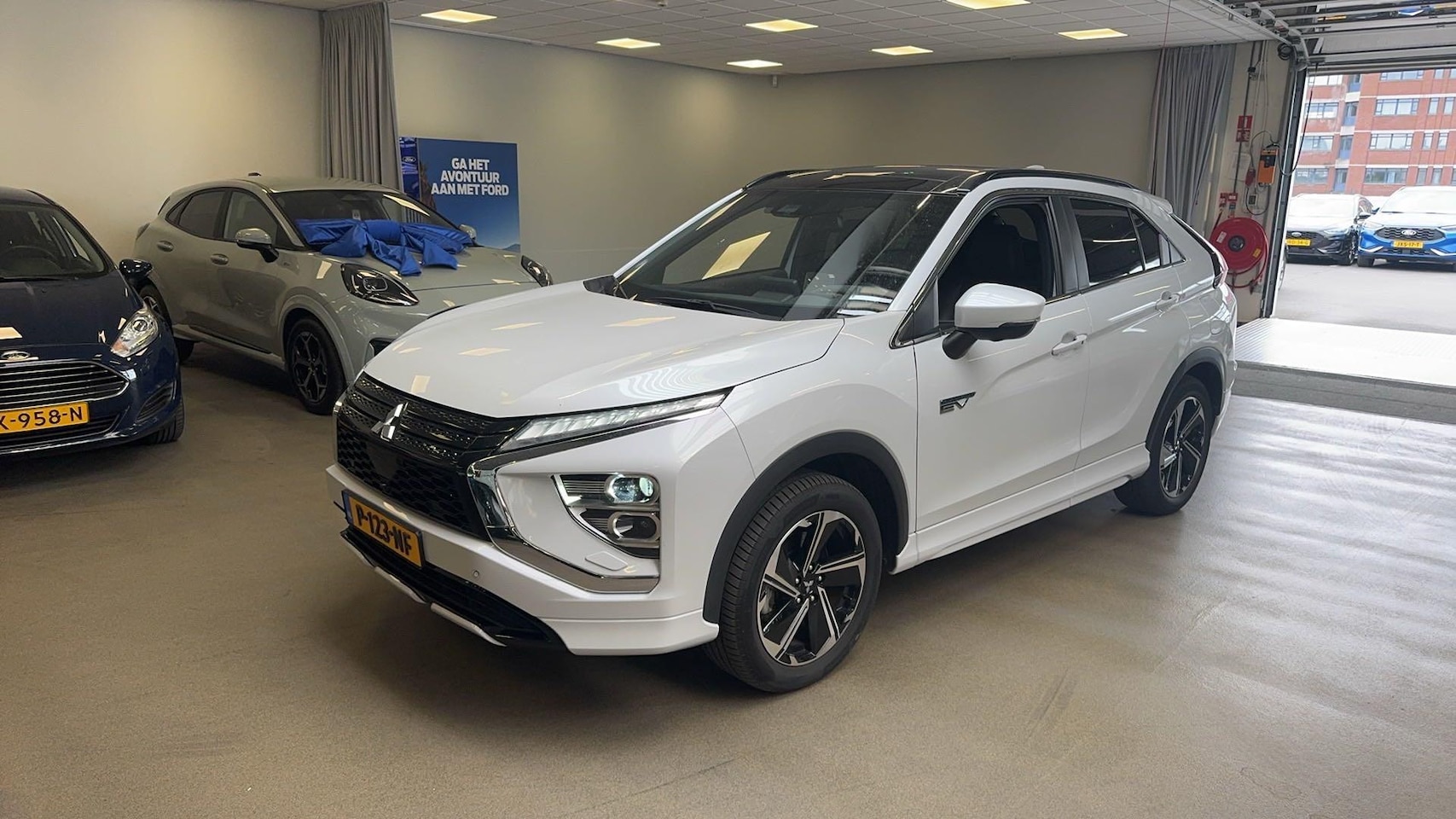 Mitsubishi Eclipse Cross - 2.4 PHEV Instyle | Pano | Trekhaak | Leder | 360Camera | Head-Up Display | - AutoWereld.nl