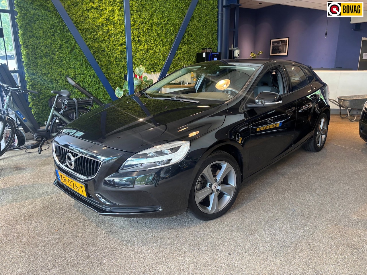 Volvo V40 - T3 Momentum | Standkachel | Stoelverwarming | Volvo on call | Dealeronderhouden - AutoWereld.nl