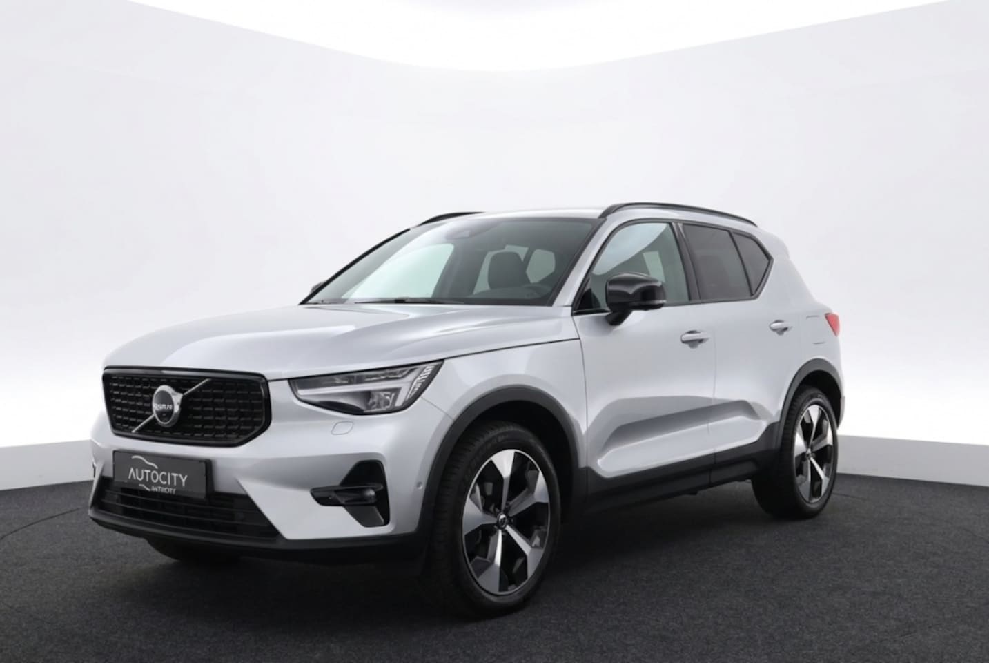 Volvo XC40 - 2.0 B3 MHEV Ultimate Dark Pano l Harman l 360° l Winterpakket - AutoWereld.nl