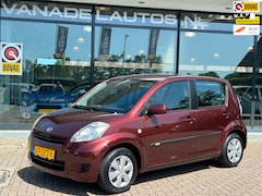 Daihatsu Sirion 2 - 1.0-12V Premium Airco Trekhaak NL-Auto NAP Nieuwe APK