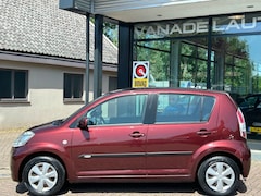 Daihatsu Sirion 2 - 1.0-12V Premium Airco Trekhaak NL-Auto NAP Nieuwe APK