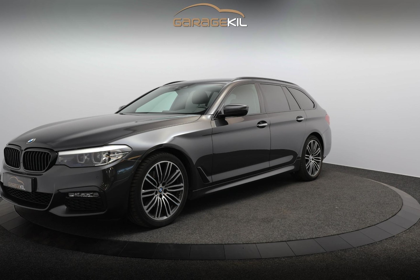 BMW 5-serie Touring - 520i High Executive M-Sport M-Sport / Sport onderstel / Camera / 19'' LM velgen / Alcantar - AutoWereld.nl