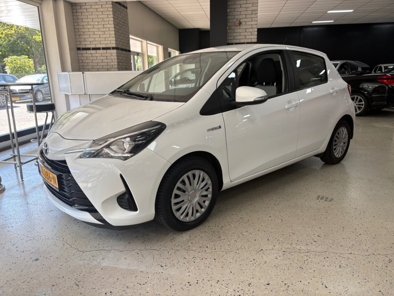 Toyota Yaris - 1.5 HYB. Airco ECC Multimedia PDC Camera - AutoWereld.nl