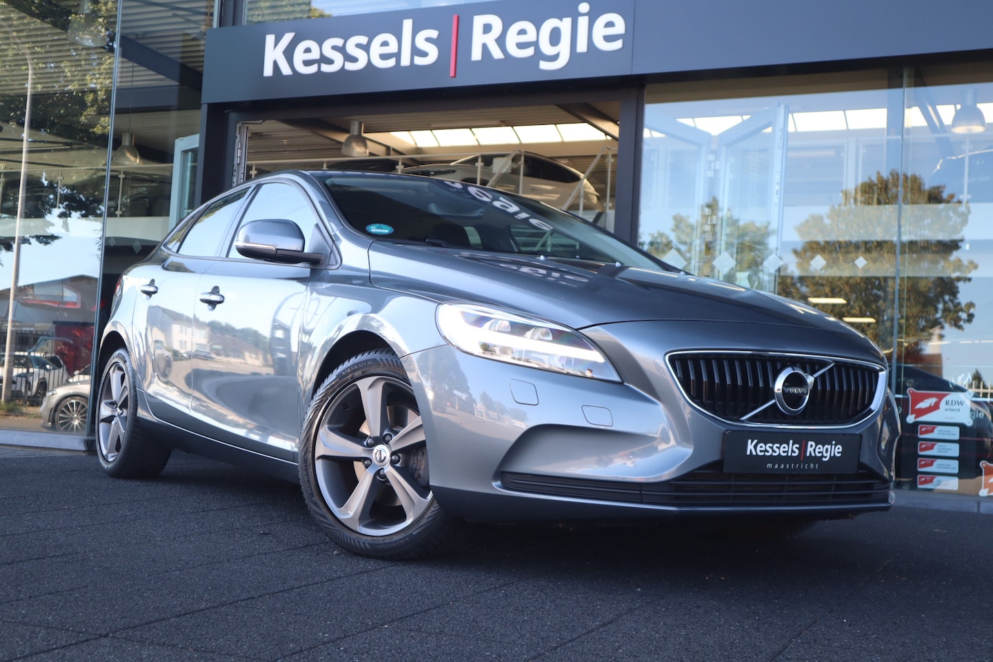 Volvo V40 - 2.0 T3 Momentum 2.0 T3 Momentum - AutoWereld.nl