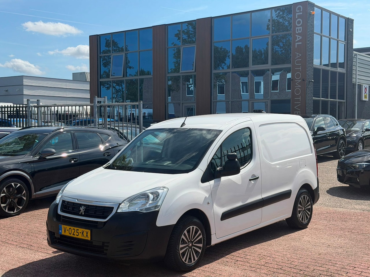 Peugeot Partner - 120 1.6 BlueHDi 100 L1 Premium Pack - PDC - NAVI - ARICO - AutoWereld.nl