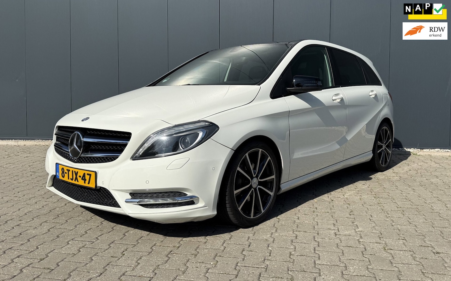 Mercedes-Benz B-klasse - 180 Ambition Automaat Airco Trekhaak - AutoWereld.nl
