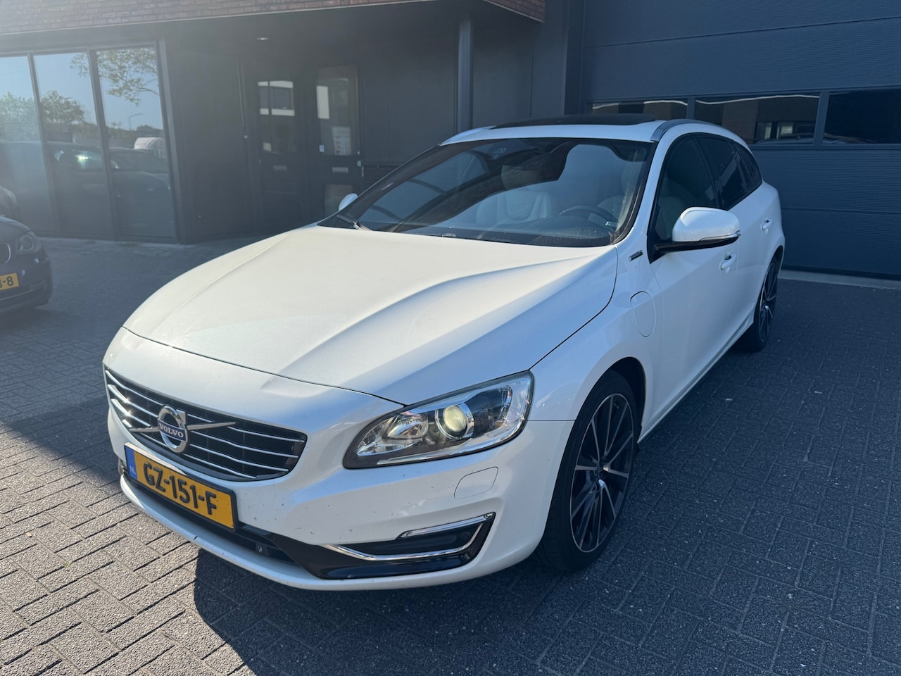 Volvo V60 - 2.4 D5 Twin Engine Special XENON LEDER DAK TREKHAAK SUPER ONDERHOUDEN - AutoWereld.nl