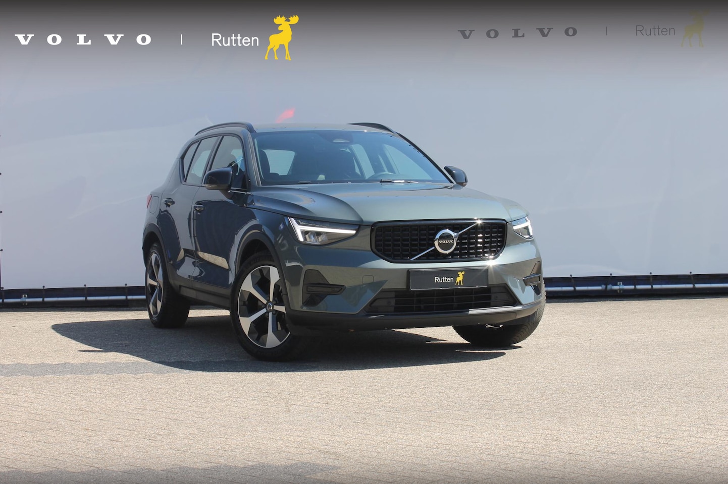 Volvo XC40 - B4 211PK Automaat Plus Dark Semi elektrisch wegklapbare trekhaak / Verwarmbare voorruit / - AutoWereld.nl