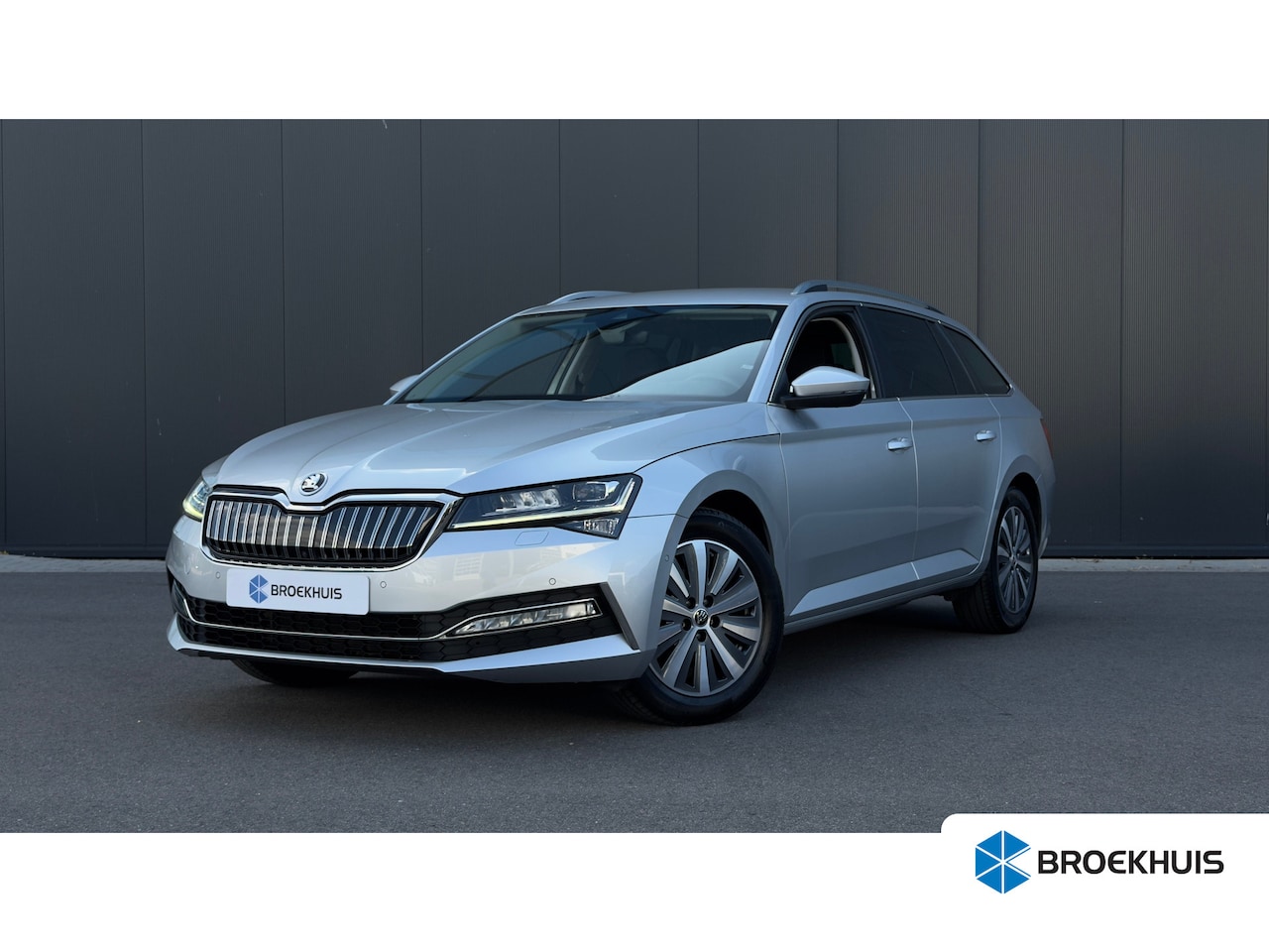 Skoda Superb Combi - 1.4 TSI 218pk iV Business Edition Plus | Camera | Carplay | Adaptive Cruise | Voorstoelen - AutoWereld.nl