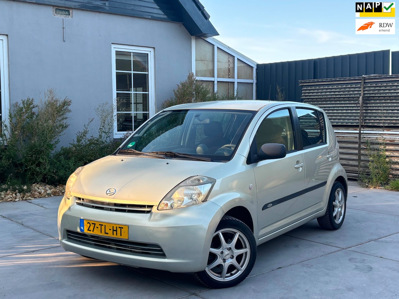 Daihatsu Sirion 2 - 1.3-16V Comfort | Airco | El. Ramen | NAP | 5-drs | Spoiler | Sportvelgen | Toerenteller - AutoWereld.nl