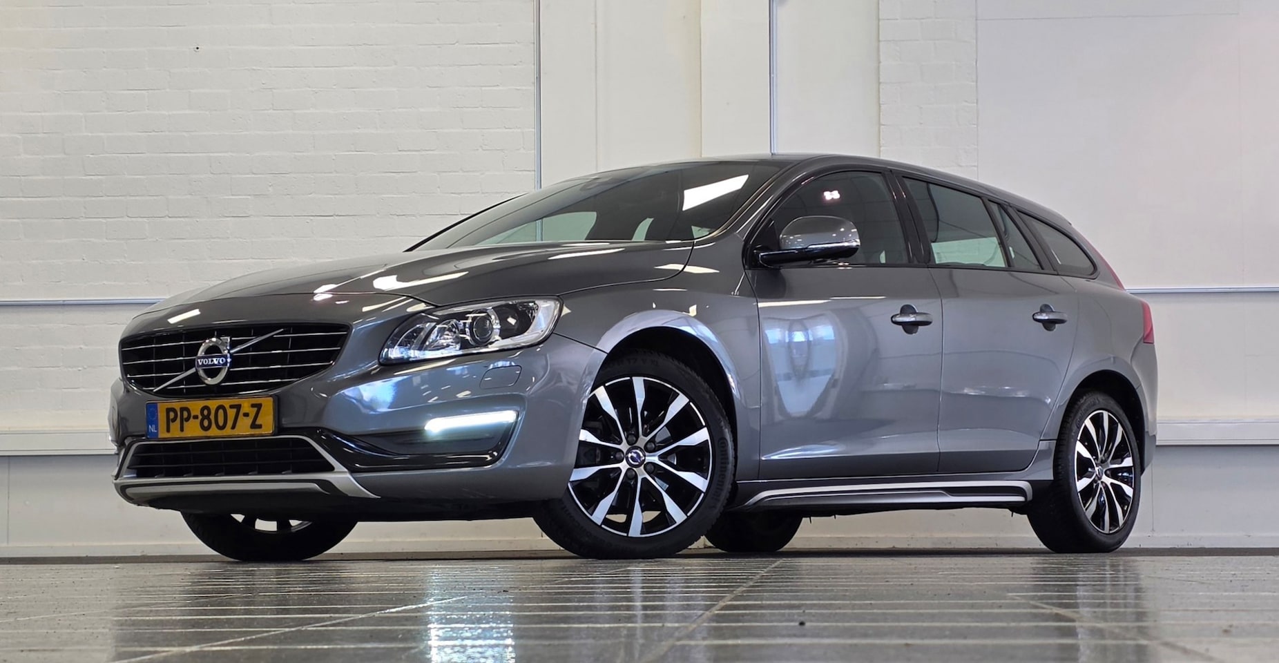 Volvo V60 - 1.5 T3 Polar+ Dynamic Trekhaak Leer Navi Xenon Parkeerhulp - AutoWereld.nl