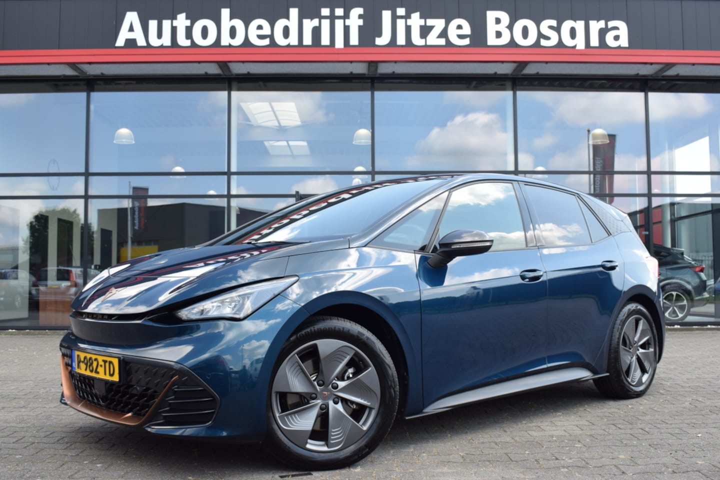 CUPRA Born - Essential 62 kWh SOH 92% LED | Carplay | Standkachel | Sfeerverlichting | Virtual | Sports - AutoWereld.nl
