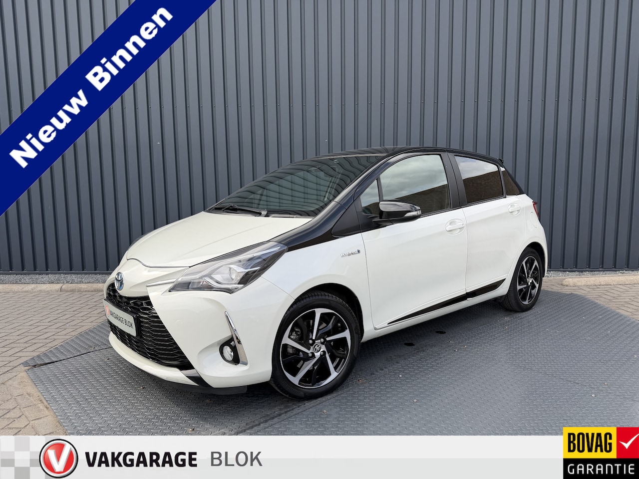 Toyota Yaris - 1.5 Hybrid Bi-Tone Plus | Pano dak | PDC Achter | 10 jr GARANTIE | Rijklaar!! - AutoWereld.nl