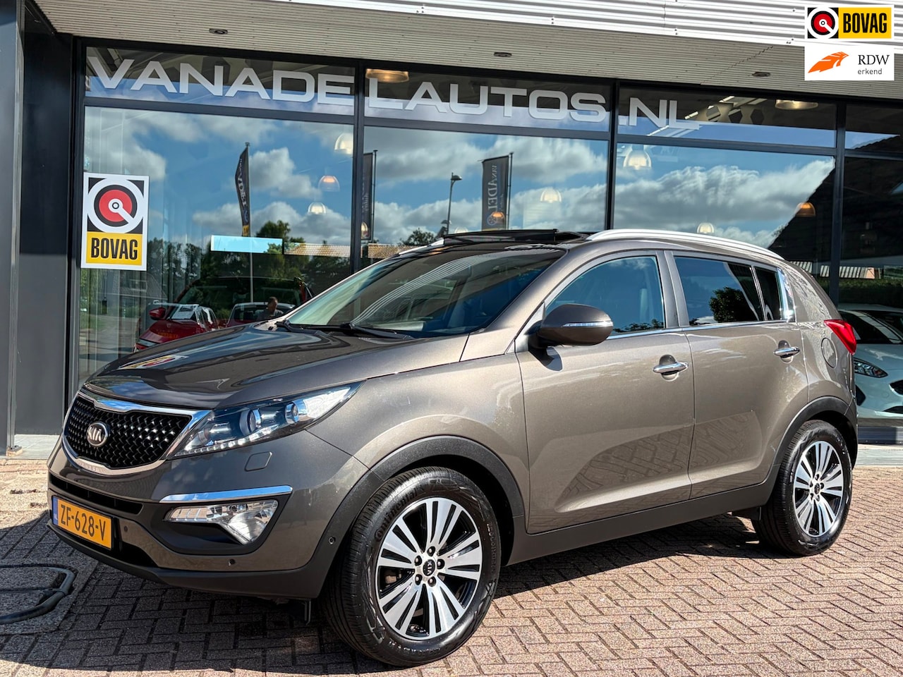 Kia Sportage - 2.0 Executive Aut. Panorama Leer Clima Cruise Camera Trekhaak Dealeronderhouden! - AutoWereld.nl