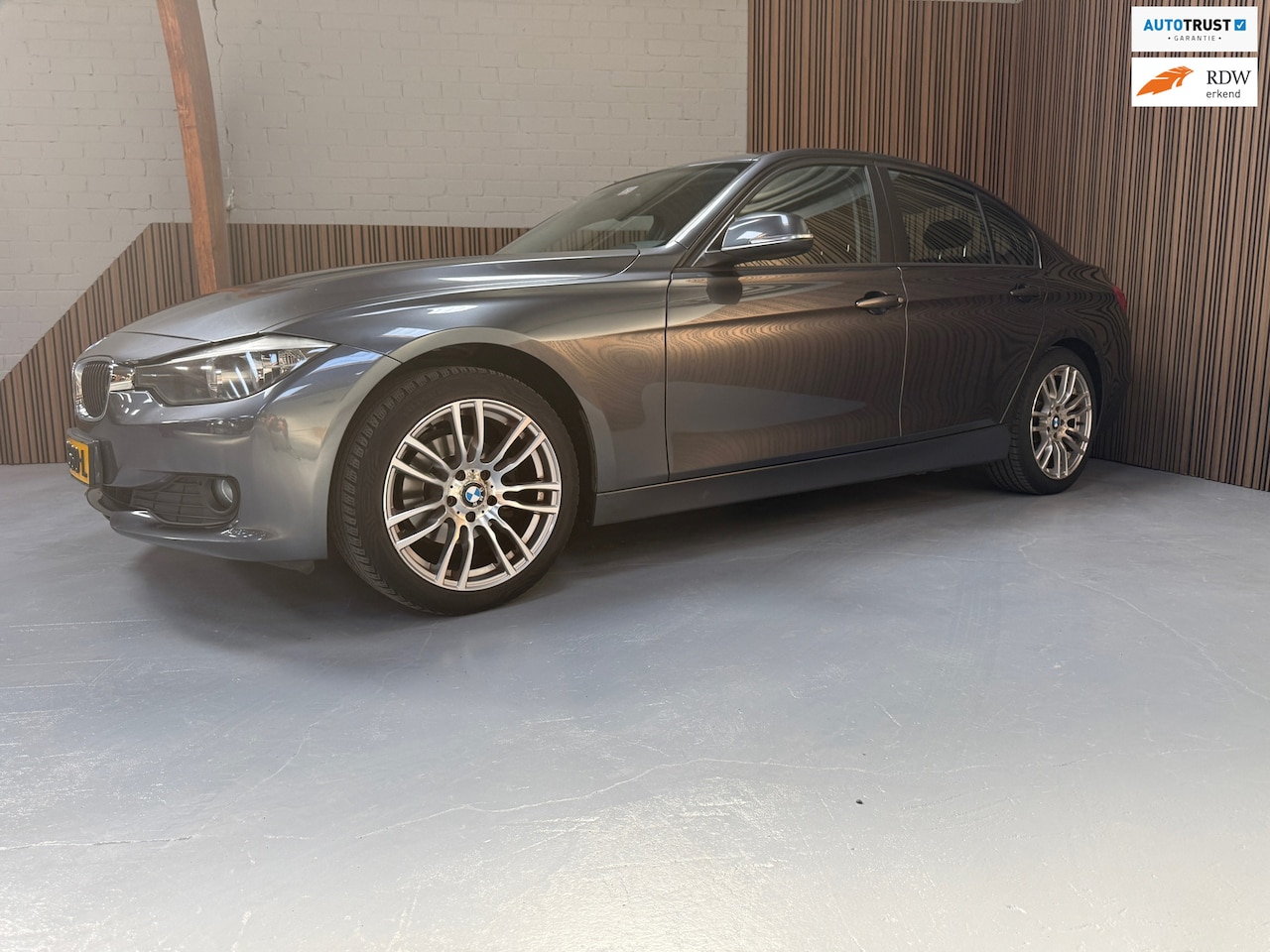BMW 3-serie - 318d High Executive. Leer, navi, cruise, afneembare trekhaak - AutoWereld.nl