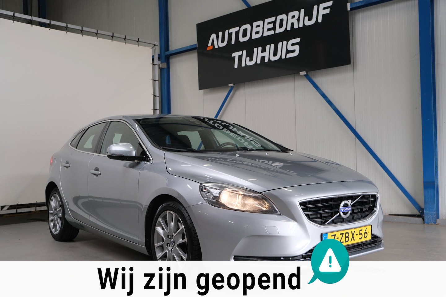 Volvo V40 - 1.6 D2 Momentum Automaat - N.A.P. Airco, Cruise, PDC, Carplay, Virtual display, Trekhaak. - AutoWereld.nl