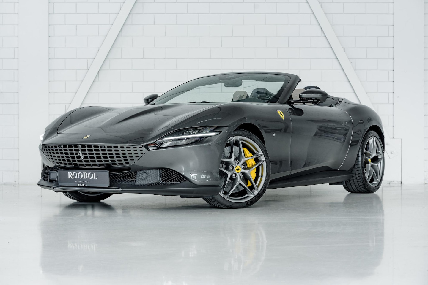 Ferrari Roma Spider - l Canna di Fucile Historical Colour l Scuderia Shields l Carbon - AutoWereld.nl