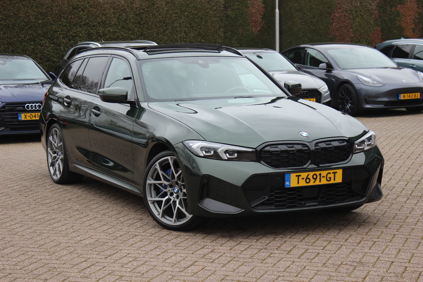 BMW 3-serie Touring - 320e / Panoramadak / Camera / Keyless / Leder / Harman Kardon / 19'' / Elektr. stoelen / C - AutoWereld.nl