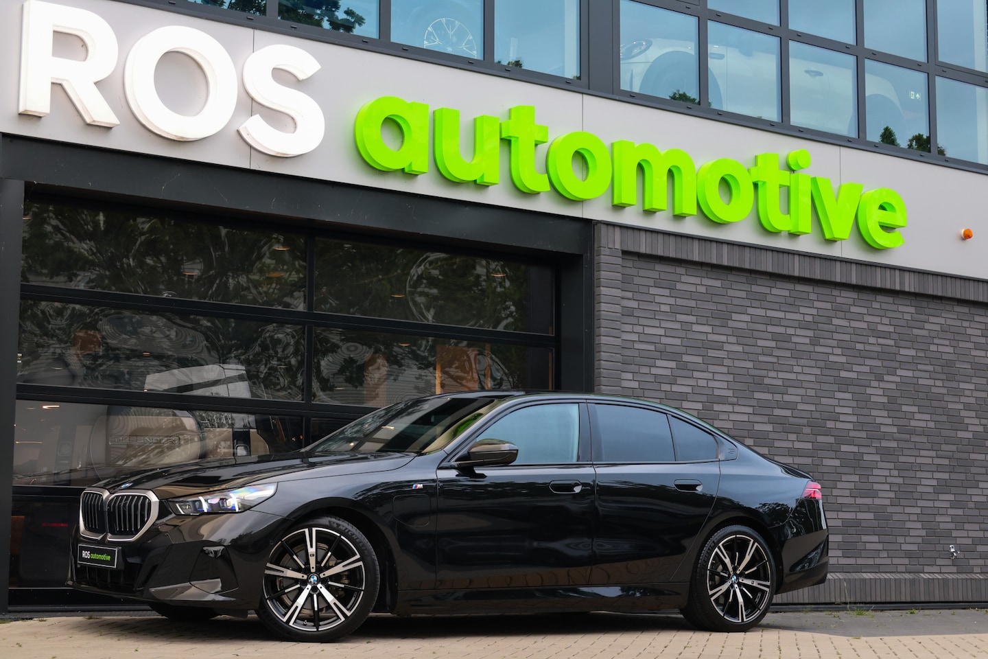 BMW 5-serie - 530e M-SPORT | BTW | PANO | STOELKOELING | MEMORY | H/K | STUURVERW | KEYLESS | - AutoWereld.nl