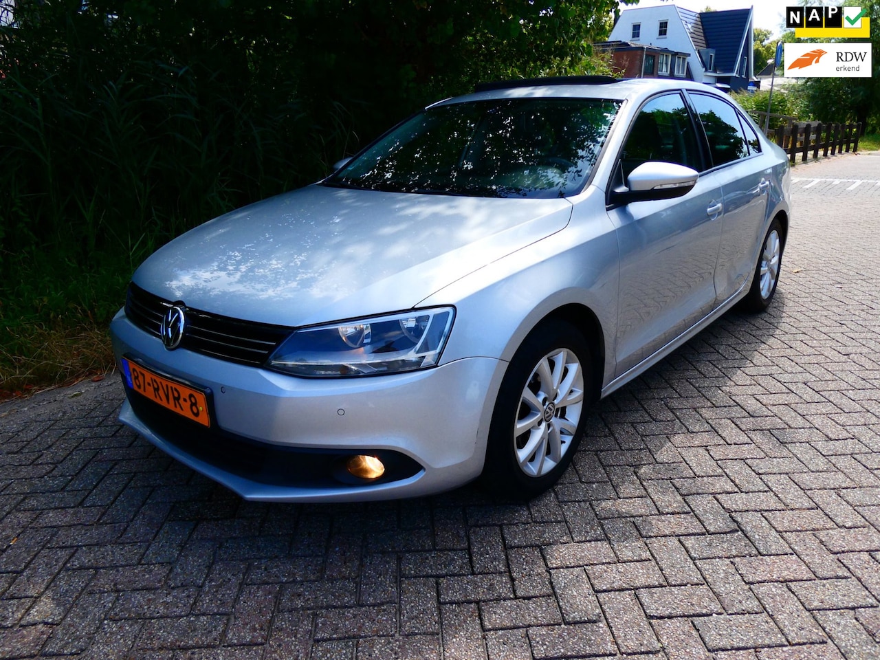 Volkswagen Jetta - 1.2 TSI 105pk Leder Navi Schuifdak Clima Trekhaak EXPORT - AutoWereld.nl