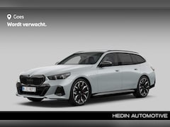 BMW 5-serie Touring - 550e xDrive | M-Sport Stoelen | Adaptief M-Onderstel | Panorama Dak | Bowers & Wilkins Aud